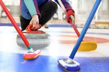 Curling, buz üzerinde oynayan takım.
