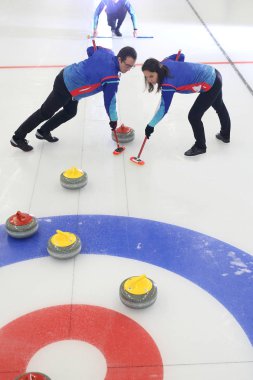 Curling, buz üzerinde oynayan takım.