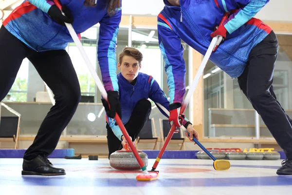 Curling Jogadores Jogam Curling Pista Curling — Fotografia de Stock