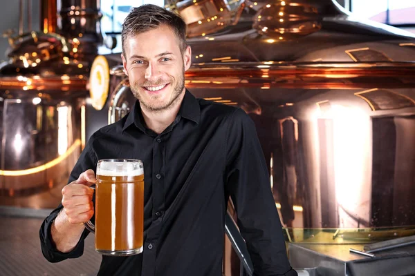 Caneca Cerveja Homem Bonito Sorridente Com Copo Cerveja Trigo — Fotografia de Stock