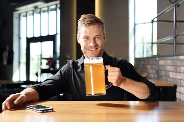 Cerveza Hombre Está Bebiendo Cerveza — Foto de Stock