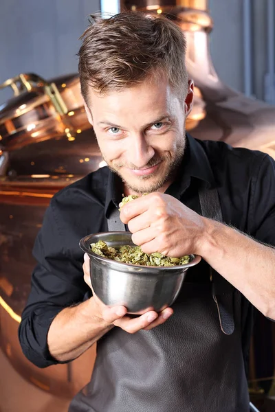 Cerveja Bonito Homem Fica Frente Uma Cuba Cerveja Segurando Ingredientes — Fotografia de Stock