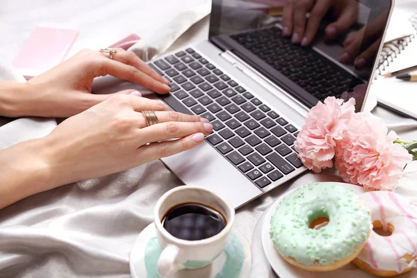 Relájate Por Mañana Una Mujer Escribe Computadora Mientras Está Acostada — Foto de Stock