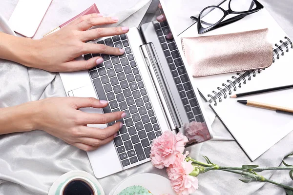 Mujer Trabaja Cama Una Mujer Escribe Computadora Mientras Está Acostada — Foto de Stock