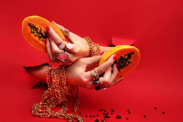 Unhas Moda Elegantes Mulher Está Segurando Frutas Suculentas Coloridas Suas — Fotografia de Stock