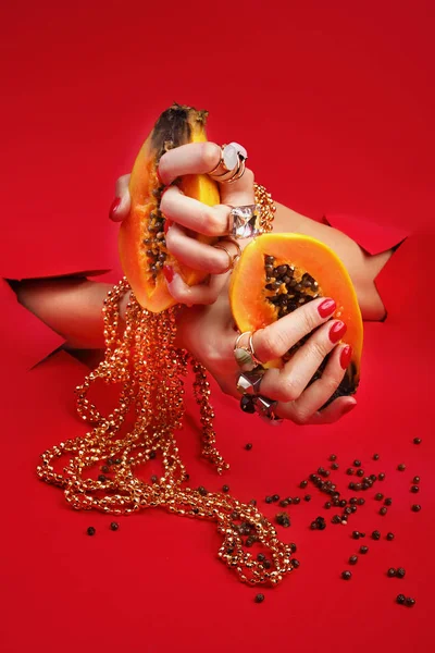 Manicura Colorida Mulher Está Segurando Frutas Suculentas Coloridas Suas Mãos — Fotografia de Stock