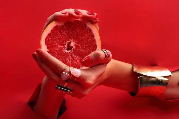 Manicura Roja Las Manos Femeninas Con Uñas Rojas Través Agujero —  Fotos de Stock