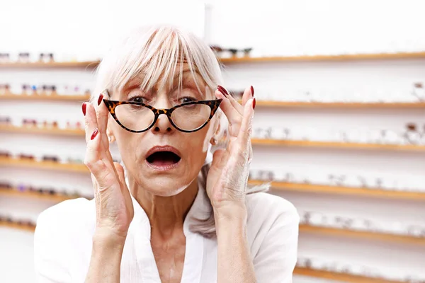 Yaşlı Kadın Mutabakat Gözlük Çerçeveleri Bir Optik Salon Içinde Yaşlı — Stok fotoğraf