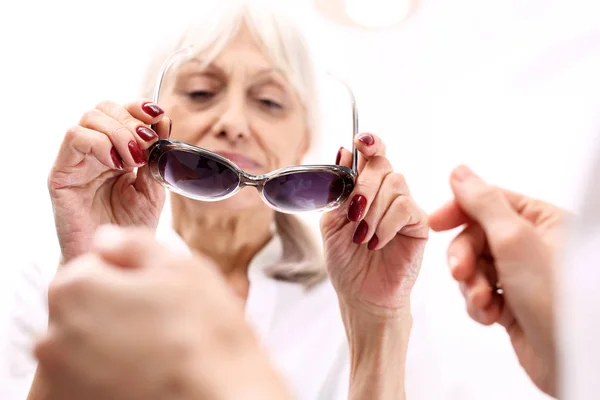 Güneş Güneş Gözlüğü Filtre Ile Göz Koruma Yaşlı Bir Kadın — Stok fotoğraf