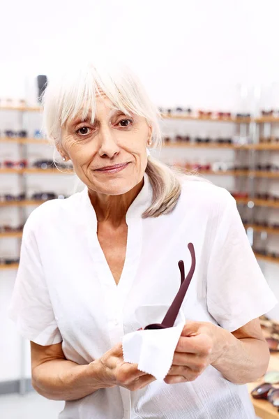 Gözlükçü Yaşlı Bir Kadın Bir Optik Salon Içinde — Stok fotoğraf