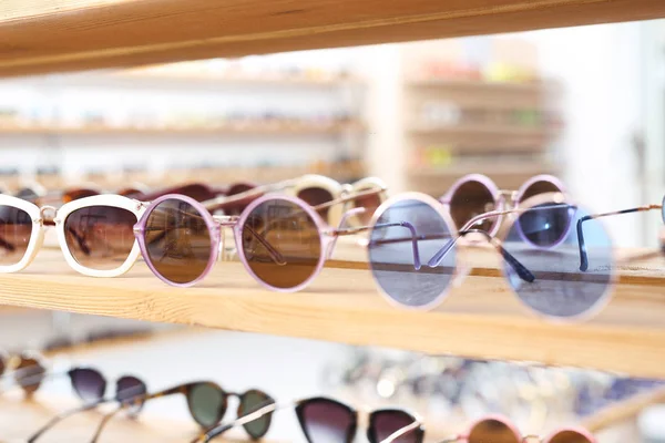 Óculos Sol Uma Adição Elegante Estilhaço Prateleira Com Óculos Sol — Fotografia de Stock