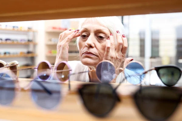Οπτικές Σαλόνι Μια Ηλικιωμένη Γυναίκα Αγοράζει Γυαλιά Ηλίου — Φωτογραφία Αρχείου