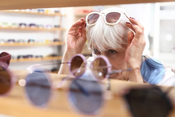 Okulary Przeciwsłoneczne Salon Optyczny Starsza Kobieta Kupuje Okulary Przeciwsłoneczne — Zdjęcie stockowe