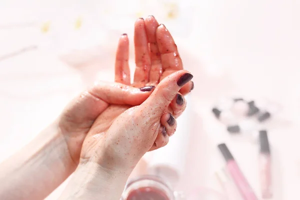 Esfrega Mão Uma Mulher Está Fazendo Descascamento Palma Sua Mão — Fotografia de Stock