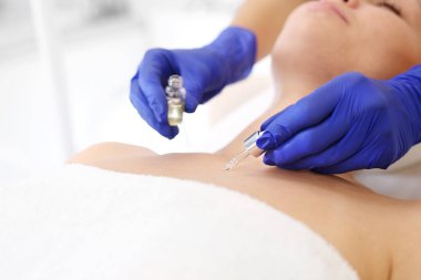Cilt Bakımı güzellik salonu içinde. Güzel pürüzsüz ense ve boyun, Şevval özçelik güzellik serum kadının bedeni için geçerlidir..