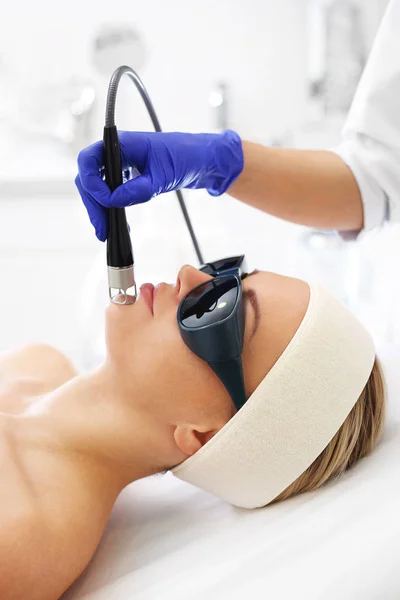 Frakční Laser Fotoomlazení Pokožky Žena Salonu Krásy Průběhu Laserové Léčby — Stock fotografie