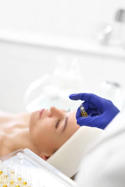 Kemisk Peeling Exfolierande Behandling Kosmetolog Ålägger Kvinnans Ansikte Ett Kosmetiska — Stockfoto