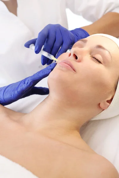Fyllning Rynkor Med Hyaluronsyra Patient Kosmetisk Klinik Kosmetolog Utför Injektionsproceduren — Stockfoto