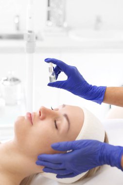 Kozmetik ampül, güzellik salonu bir kadın. . Sağlıklı cilt gençleştirici tedavi vitamini ampul