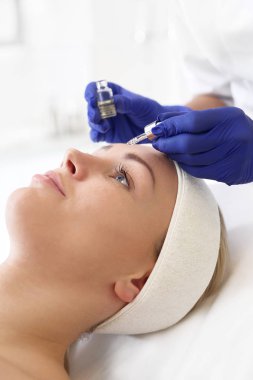 Kozmetik ampül vitamini. Kadının yüzü kozmetik hazırlık üzerinde güzellik getirir