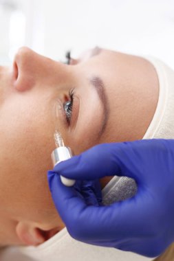 Göz çevresi kırışıklıkları. Sağlıklı cilt gençleştirici tedavi vitamini ampul
