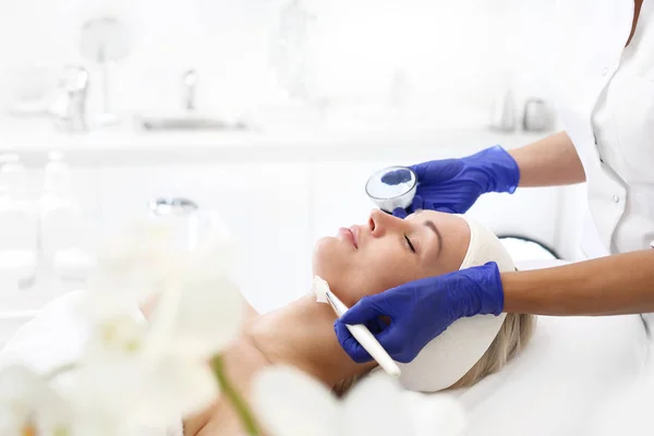 Ansiktsmask Kvinnan Skönhetssalongen Kosmetolog Som Appliceras Med Pensel Till Ansiktsmask — Stockfoto