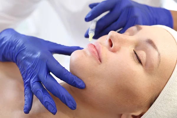 Enlarging Lips Patient Cosmetic Clinic Beautician Performs Injection Procedure — Stock Photo, Image