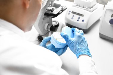 Kozmetik laboratuvar. Kozmetik kalite laboratuvar testi 