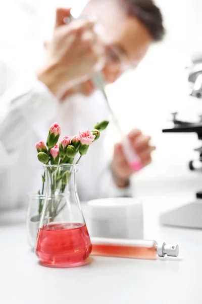 Laboratorio Científico Ingeniero Está Estudiando Plantas — Foto de Stock