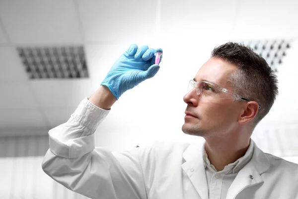 Examen Laboratorio Científico Sostiene Tubo Ensayo Con Una Solución — Foto de Stock