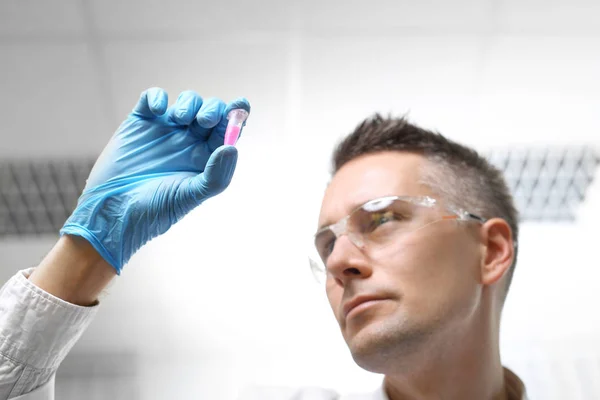 Chemiker Laboruntersuchung Ein Wissenschaftler Hält Ein Reagenzglas Mit Einer Lösung — Stockfoto