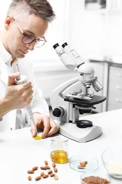 Onderzoek Onder Een Microscoop Technicus Van Het Lab Analyseert Microscoop — Stockfoto