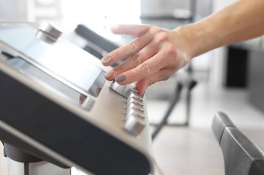 Kas Elektrostimülasyon aygıtı. Eğitmen elektrik itiş gücünü ayarlar.