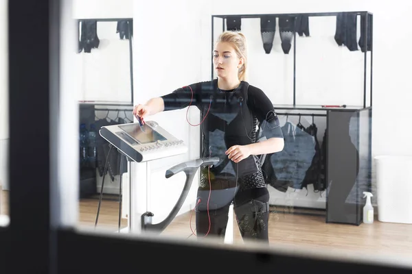 Treinamento Pessoal Profissional Mulher Exercita Uma Roupa Especial Para Estimular — Fotografia de Stock