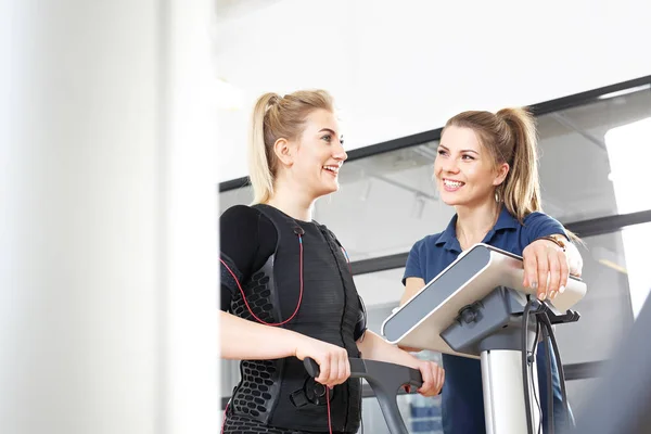 Treinamento Pessoal Mulher Exercita Uma Roupa Especial Para Estimular Músculos — Fotografia de Stock