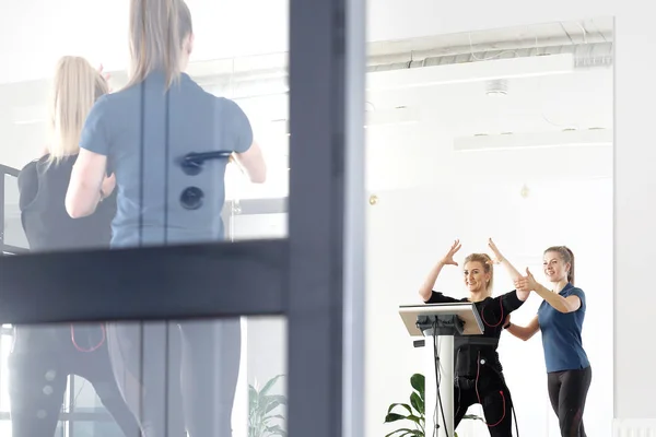 Treinamento Fitness Clube Mulher Exercita Uma Roupa Especial Para Estimular — Fotografia de Stock