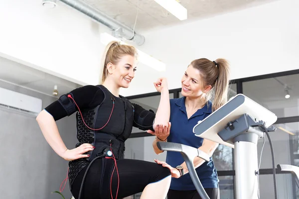 Elettrostimolazione Muscolare Allenamento Personale Donna Allena Abito Speciale Stimolare Muscoli — Foto Stock