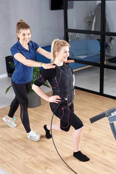 Treinamento Pessoal Eletroestimulação Muscular Mulher Exercita Uma Roupa Especial Para — Fotografia de Stock