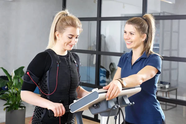 Professionell Personlig Träning Kvinna Övningarna Speciell Outfit Att Stimulera Musklerna — Stockfoto