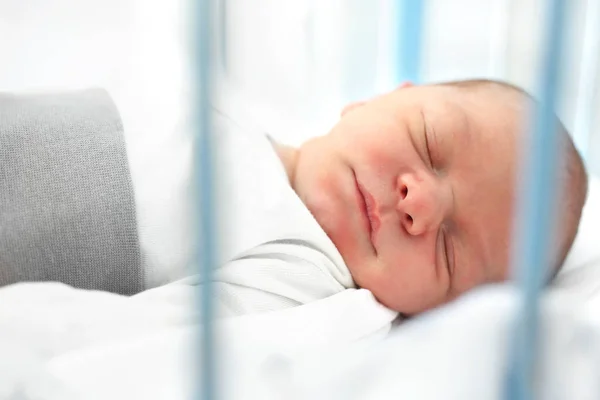 Nowo Narodzonego Dziecka Pierwsze Dni Świecie Noworodek Śpi Łóżeczku — Zdjęcie stockowe