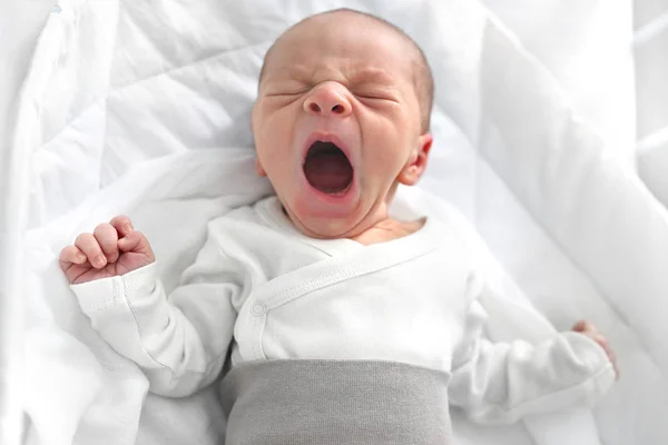 Gråtande Nyfödda Babyfirst Dagar Världen Sover Ett Nyfött Barn Spjälsäng — Stockfoto