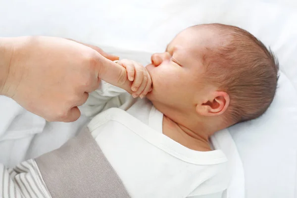 Mors Kärlek Första Dagarna Världen Sover Ett Nyfött Barn Barnsäng — Stockfoto