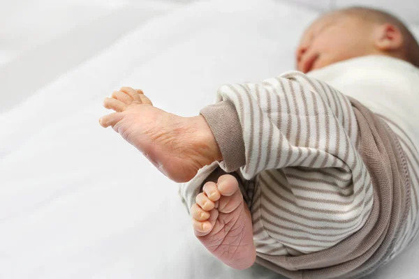 Füße Eines Neugeborenen Babys Die Winzigen Füße Eines Neugeborenen — Stockfoto