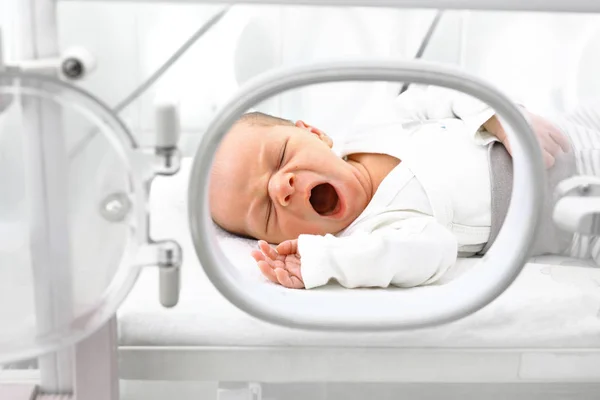 Bebé Recién Nacido Una Incubadora Bebé Recién Nacido Una Incubadora — Foto de Stock