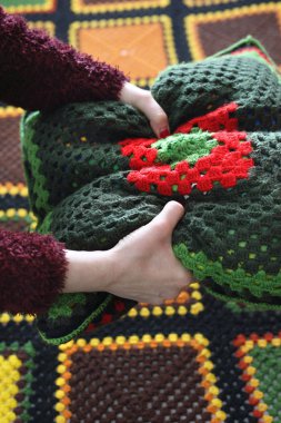 İğne işi. Renkli yün yastık ve tığ işi yatak örtüsü. 