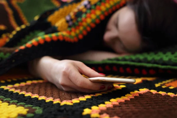 Choroba Xxi Wieku Uzależnienie Technologii Kobieta Jest Spanie Trzymając Telefon — Zdjęcie stockowe