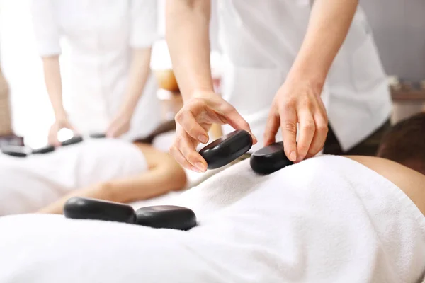 Masaje Con Piedras Para Los Enamorados Una Cita Spa Masaje — Foto de Stock