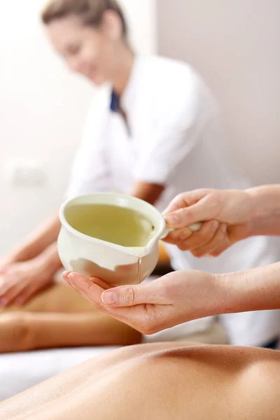 Rug Massage Met Oliën Masseur Topping Achterkant Met Olie — Stockfoto