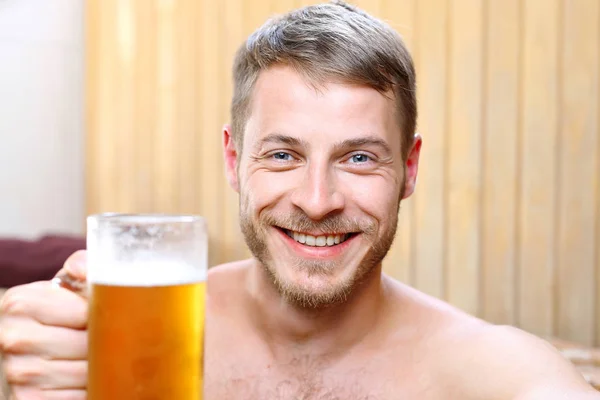 Spa Banyo Yakışıklı Adam Günlükleri Yıkanan Bira Bardağı Içme Termal — Stok fotoğraf