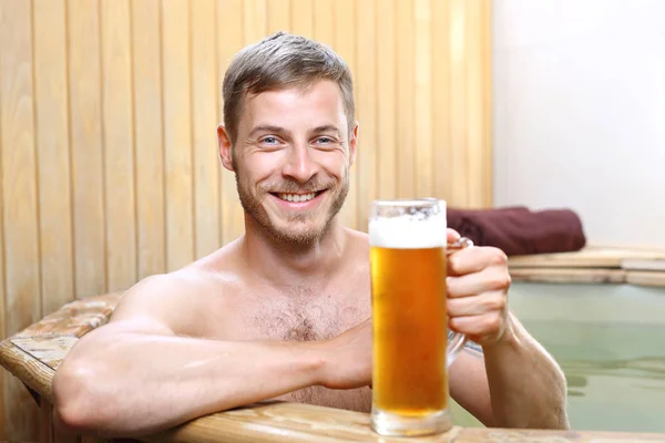 Baño Cerveza Hombre Guapo Disfruta Bañarse Troncos Con Agua Termal —  Fotos de Stock